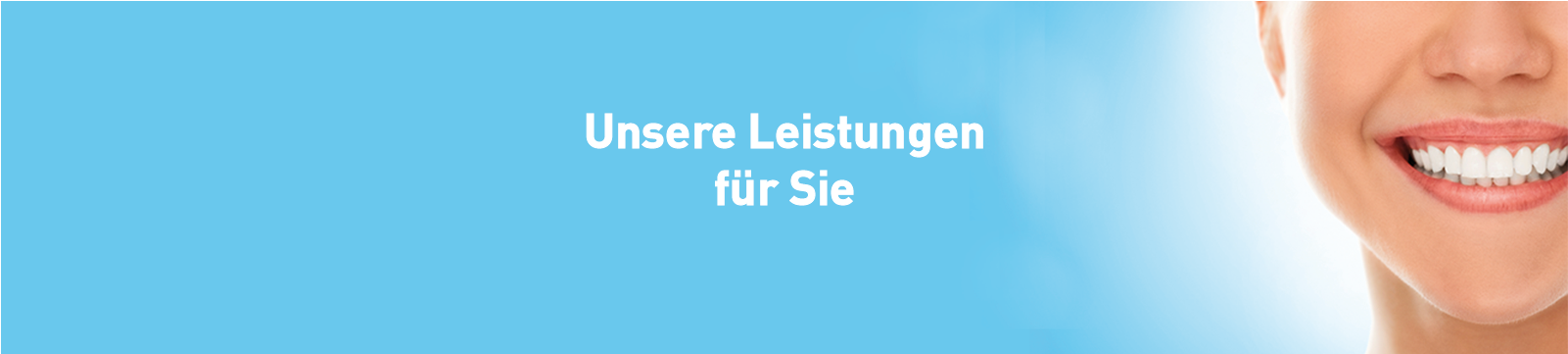 Frau mit weißen Zähnen lächelt