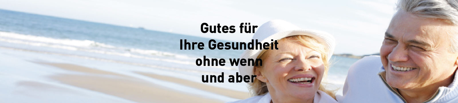 Paar lachend am Meer