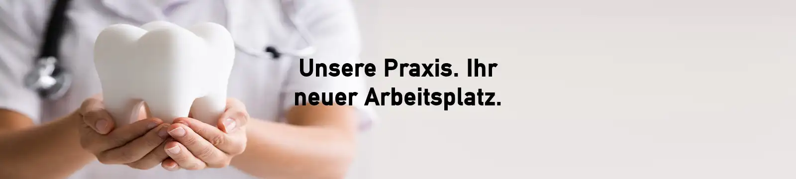 Frau mit großen Zahn in moderner Zahnarztpraxis Trittau – Symbol für Karriere und freundliches Zahnarztteam