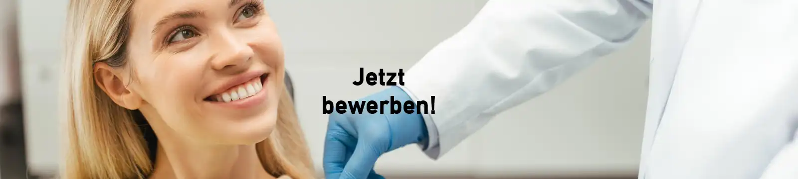 Patientin lächelt über die Arbeiten beim Zahnarzt und den Job in der Zahnarztpraxis